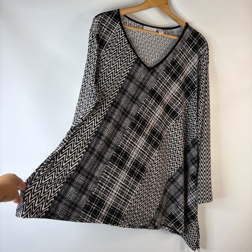 Susan Graver Liquid Knit Tunic Top Women 3X Black White Sharkbite Hem V-Neck - Picture 4 of 8